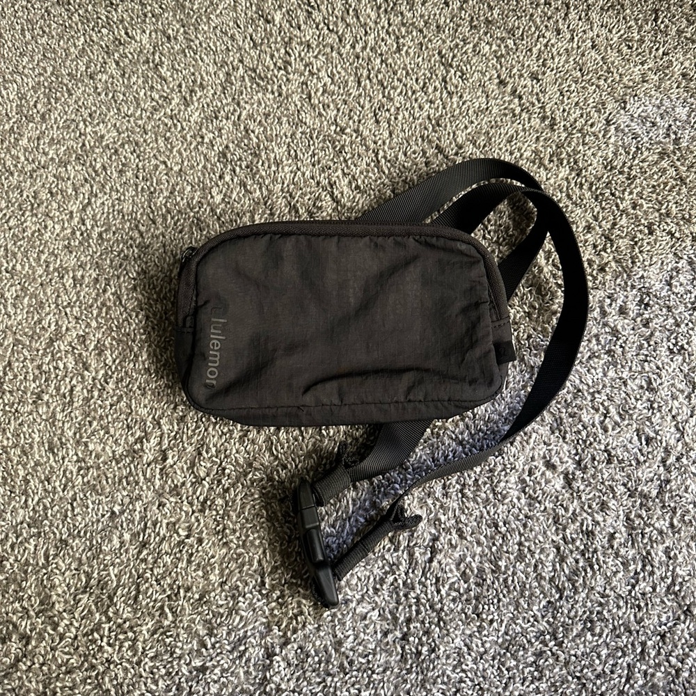 Lululemon Everywhere Belt Bag Mini